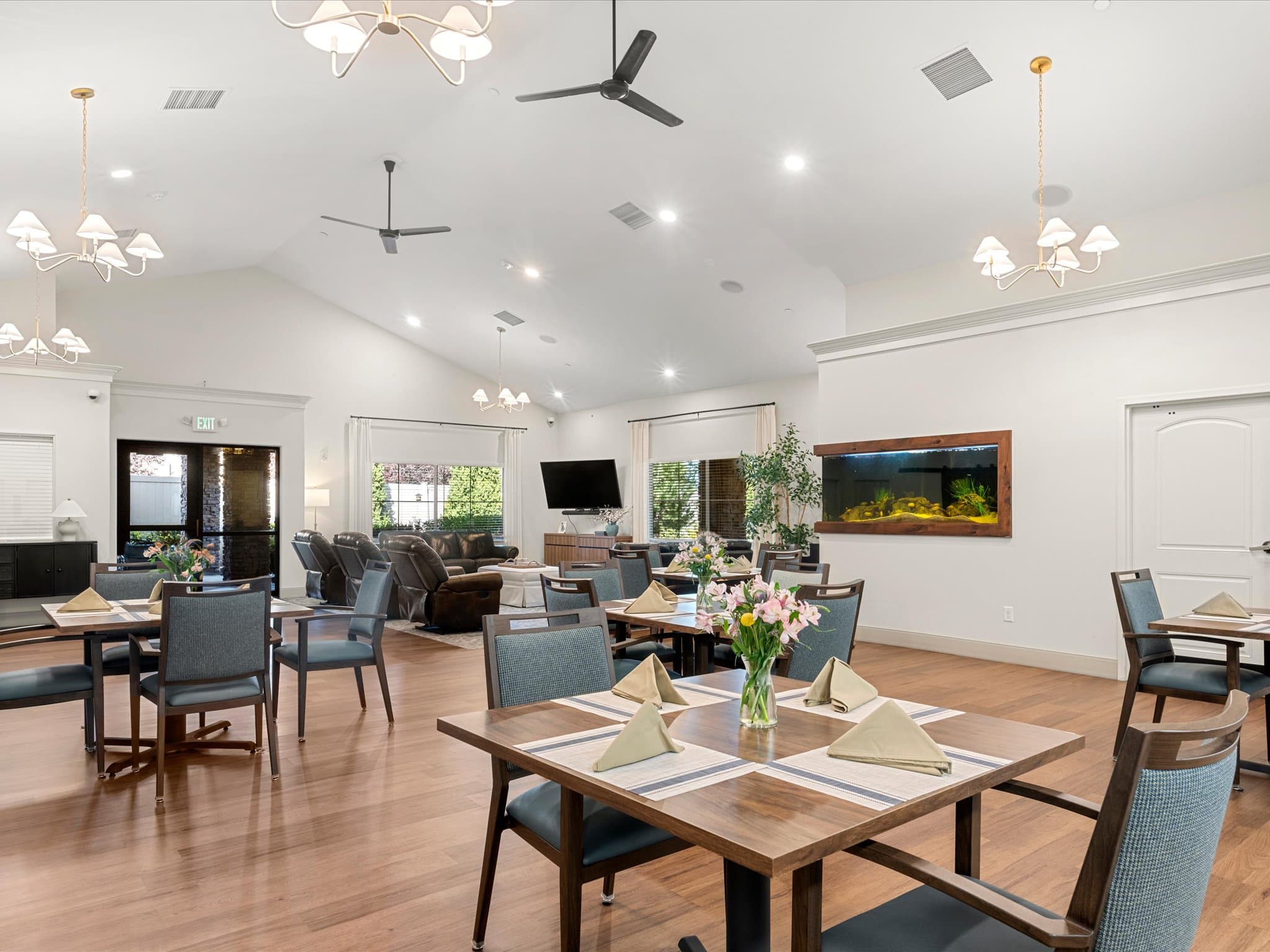 Memory care dining and lounge area with a built-in aquarium